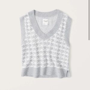 NWT Abercrombie and Fitch Grey Houndstooth Cropped V-Neck Sweater